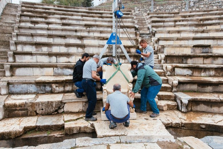 Metropolis antik kentinin soylu koltuğu 200 yıl sonra yerine döndü