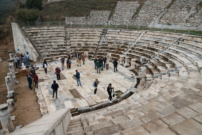 Metropolis antik kentinin soylu koltuğu 200 yıl sonra yerine döndü