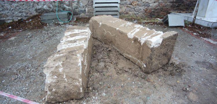 Kütahya'da altyapı kazısında antik sütunlar bulundu