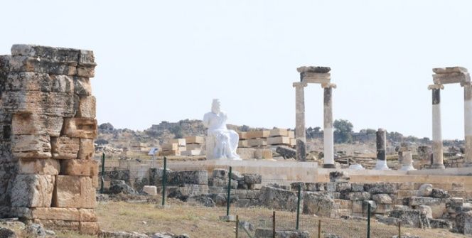 Hades ve Kerberos Hierapoliste ziyaretçileri görmek için gün sayıyor