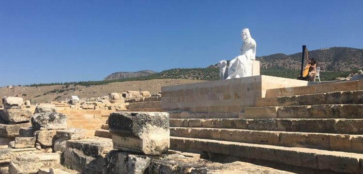 Hades ve üçbaşlı köpeği Kerberos cehennem kapısında yerini aldı