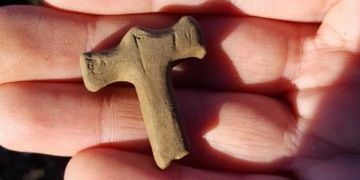 İzlandada Thorun çekici şeklinde kum taşı kolye bulundu