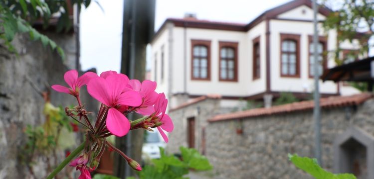 Trabzon'un Ortamahalle'si turistlerin gönlünü fethediyor