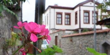Trabzonun Ortamahallesi turistlerin gönlünü fethediyor