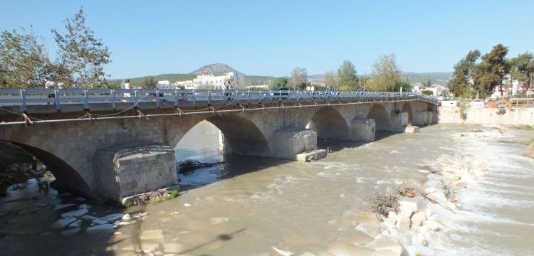 Silifkede yıkılma tehlikesi olduğu için kapatılan tarihi köprü ulaşıma açıldı