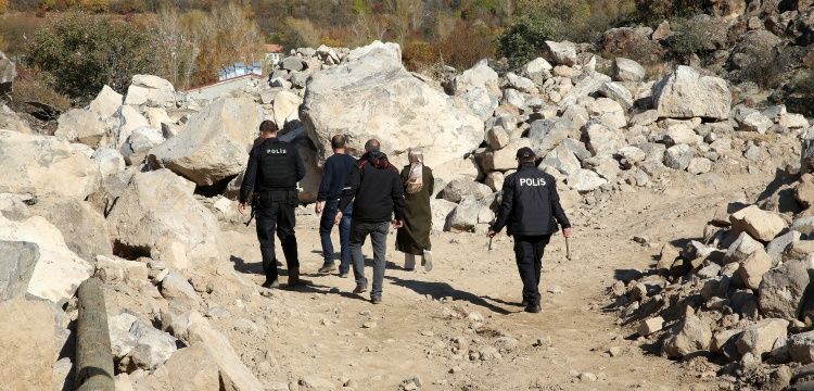 Erzincan'da definecilerin kazdığı alanda Selçuklu porselen kalıntıları çıktı