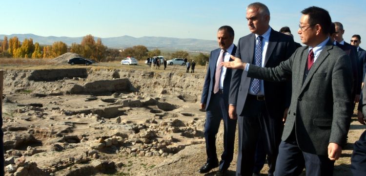 Kalehöyük'ü gezen Bakan Ersoy yıllık arkeoloji kazı sinyali verdi