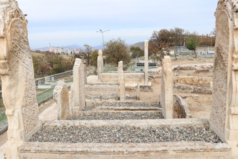 Tillo'daki 250 yıllık Sultan Memduh Mezarlığında restorasyon sürüyor