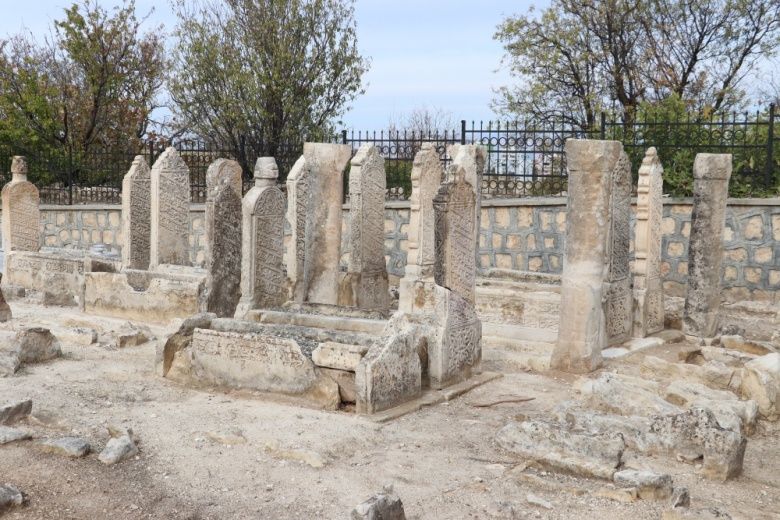 Tillo'daki 250 yıllık Sultan Memduh Mezarlığında restorasyon sürüyor