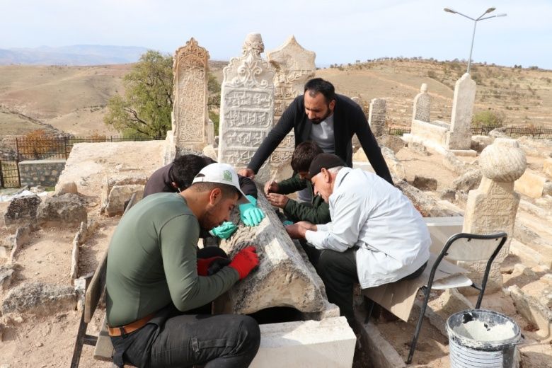 Tillo'daki 250 yıllık Sultan Memduh Mezarlığında restorasyon sürüyor