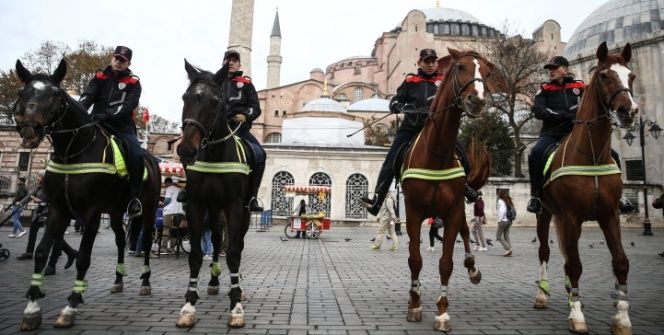 Sultanahmet meydanında atlı polisler göreve başladı