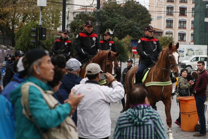 Sultanahmet meydanında atlı polisler göreve başladı