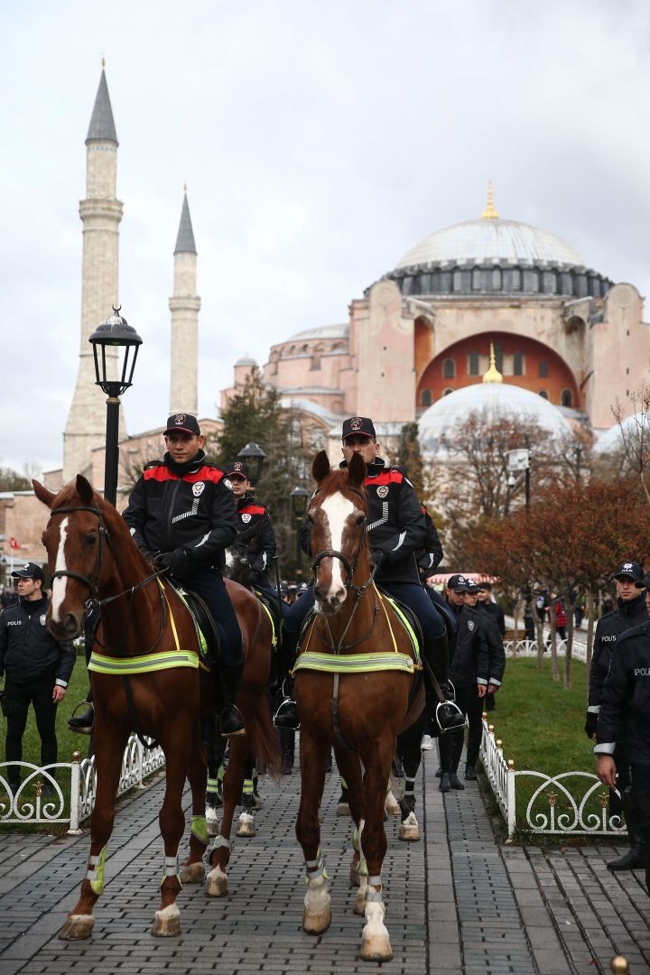 Sultanahmet meydanında atlı polisler göreve başladı