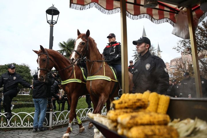 Sultanahmet meydanında atlı polisler göreve başladı