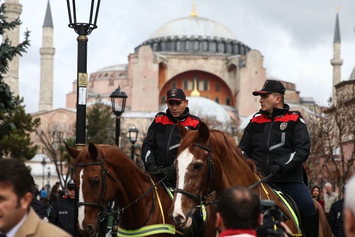 Sultanahmet meydanında atlı polisler göreve başladı