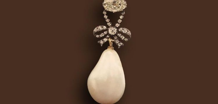 Kraliçe Marie Antoinette'in kolyesi müzayede ile rekor fiyata satıldı