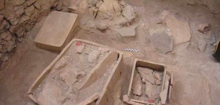 Santorini arkeoloji kazılarında Ritüel Alanları ve urne mezarlar bulundu