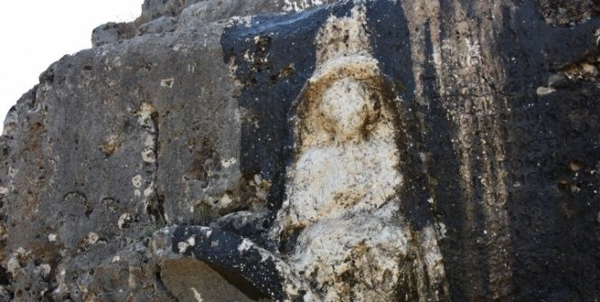 Adıyamanda bulunan kadın kabartmalı kaya mezarı