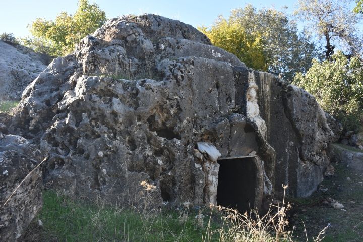 Adıyaman'da bulunan kadın kabartmalı kaya mezarı