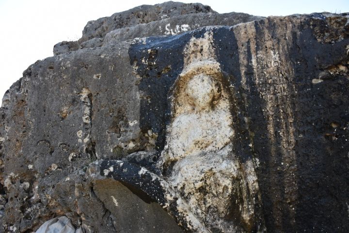 Adıyaman'da bulunan kadın kabartmalı kaya mezarı