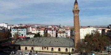 Prof. Dr. Erdal Eser: Sivas Ulu Cami minaresi bilinçli olarak eğri yapılmış