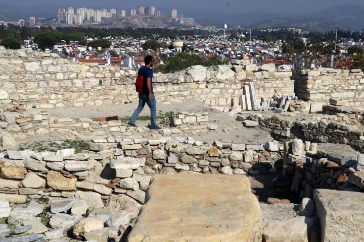 Kuşadasında mescidi ve kilisesi olan kale turizme hazırlanıyor