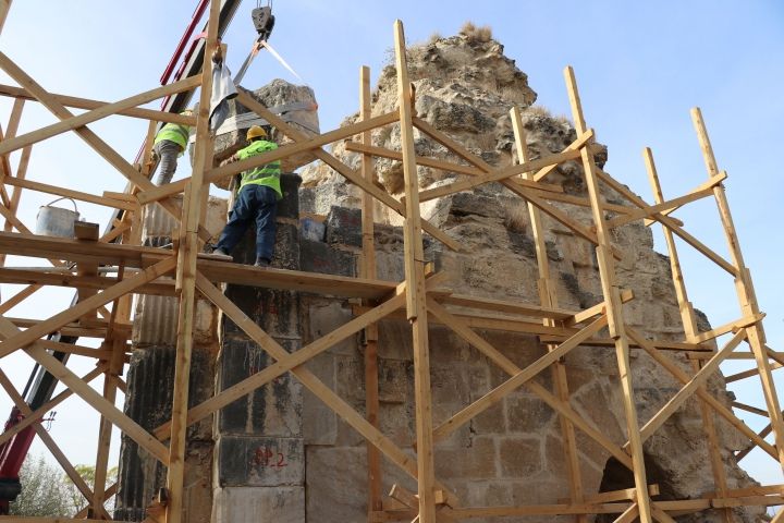 Anavarza Antik Kenti'nin muhteşem Zafer Takı restore ediliyor