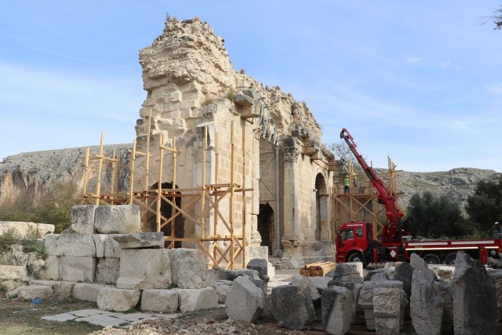 Anavarza Antik Kenti'nin muhteşem Zafer Takı restore ediliyor