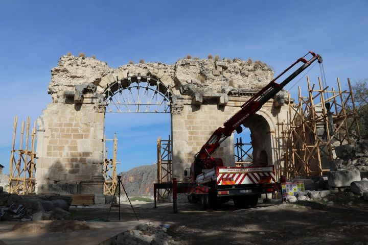 Anavarza Antik Kenti'nin muhteşem Zafer Takı restore ediliyor