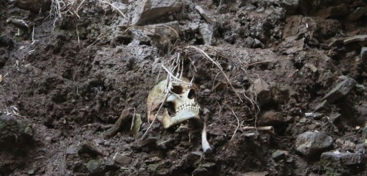 İzmit'te toprak kayınca, bir evin temelindeki tarihi mezar ortaya çıktı