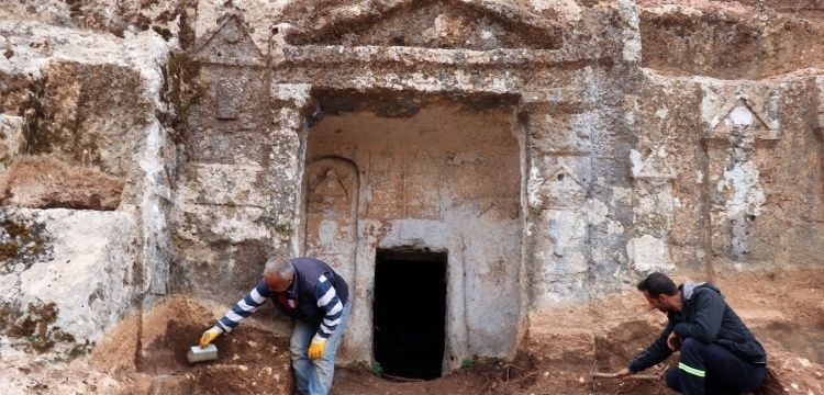 Gelinler Dağı'ndaki kaya mezarlarında ruhu şad olsun yazıları keşfedildi