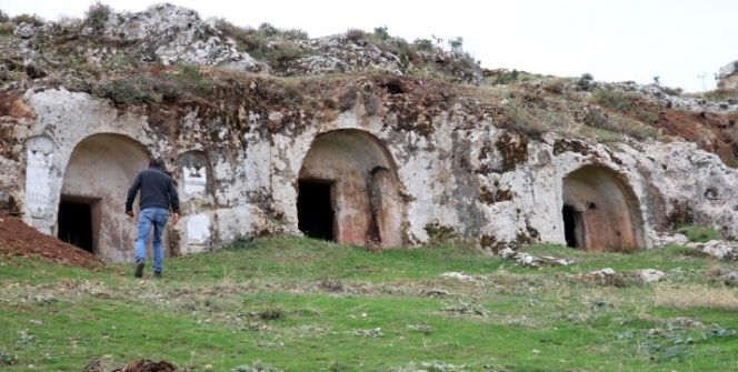 Hatay Altınözü Gelinler Dağı Nekropolündeki Roma dönemi kaya mezarları