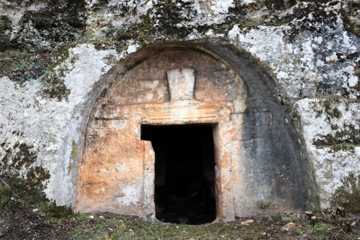 Hatay Altınözü Gelinler Dağı Nekropolündeki Roma dönemi kaya mezarları