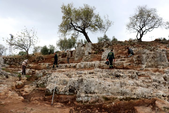 Hatay Altınözü Gelinler Dağı Nekropolündeki Roma dönemi kaya mezarları
