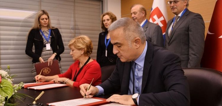 Türkiye ile Slovakya arasında kültür iş birliği için imzalar atıldı