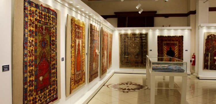 Pendik'te Geçmişten Günümüze Anadolu Seccadeleri sergisi açıldı