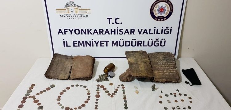 Afyonkarahisar'da bir araçta göktaşı ve tarihi eserler yakalandı