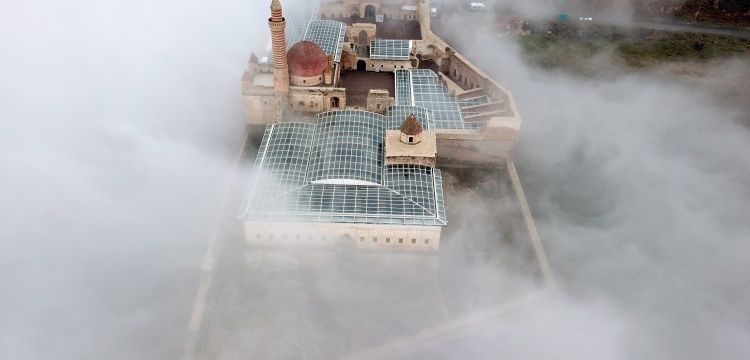 İshak Paşa Sarayından sisli manzararalar