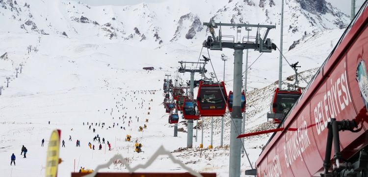 Erciyes Dağı'nda turizm sezonu 30 bin kişi ile başladı