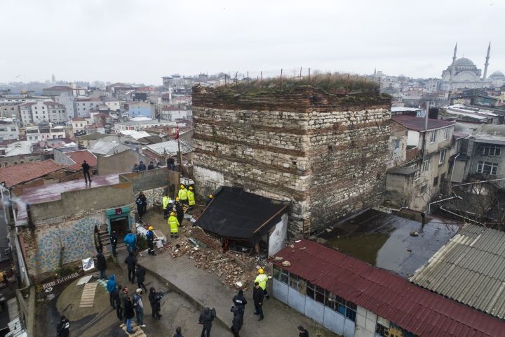 Tarihi Sağır Han’ın üstündeki 2 kaçak yapı yıkıldı