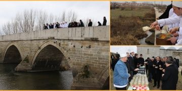 Aşçı Yahya Babanın hatırasını yaşatmak için nehre pilav döktüler