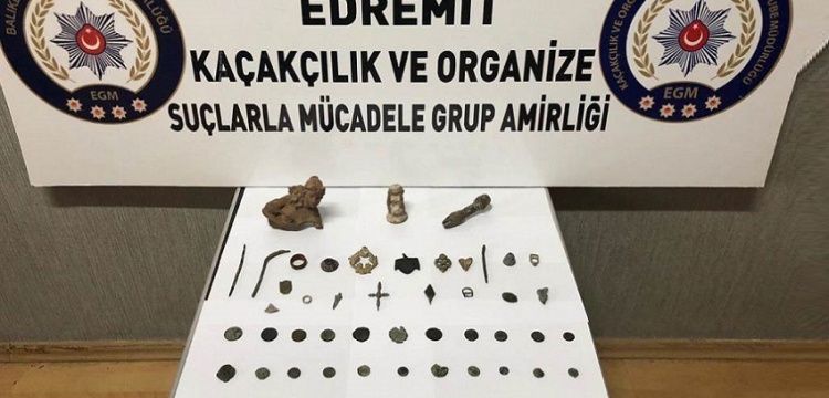 Balıkesir'de polis 66 parça tarihi eser yakaladı