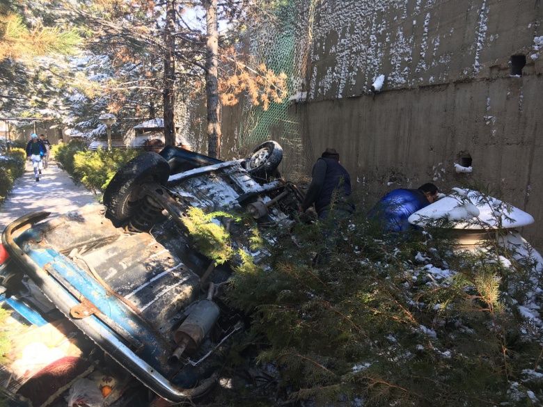 Nevşehir müzesinde akıl almaz trafik kazası: Araç pitosu parçaladı