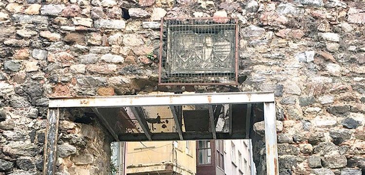 Kafese konulan kitabe hâlâ İstanbul Arkeoloji Müzesi’ne taşınmadı