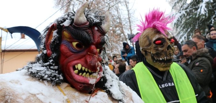 1400 yıllık Vevçani Karnavalı renkli görüntülere sahne oldu