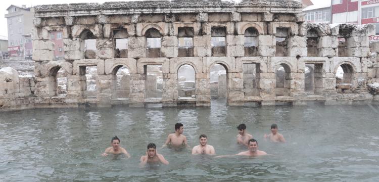 Yozgat Basilica Thermada kar altında havuz keyfi