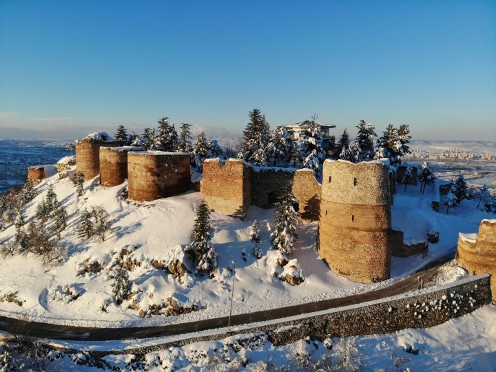 Tarihi Kütahya Kalesi kar altında kaldı böyle oldu