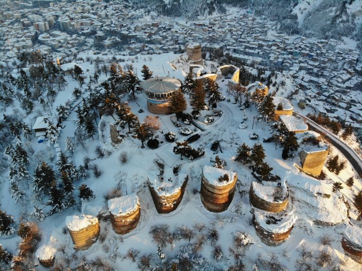 Tarihi Kütahya Kalesi kar altında kaldı böyle oldu