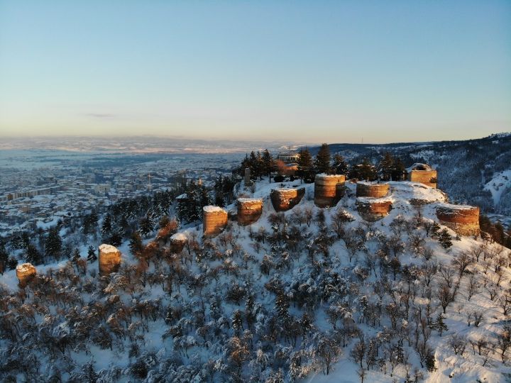 Tarihi Kütahya Kalesi kar altında kaldı böyle oldu