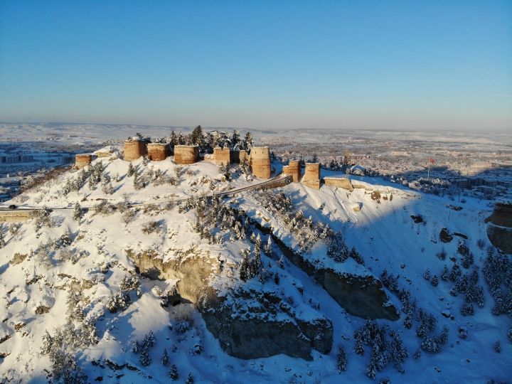 Tarihi Kütahya Kalesi kar altında kaldı böyle oldu